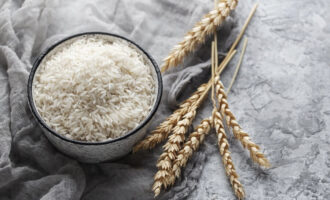 Рассыпчатый рис в миске — как сварить правильно