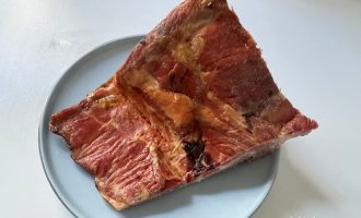 Копченые свиные ребра, нарезанные на порционные куски