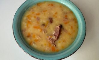 Гороховый суп с копчеными ребрами и картофелем