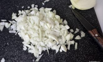 Ребра варятся в кастрюле для бульона с горохом