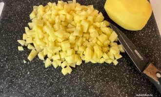 Картофель, нарезанный небольшими кубиками