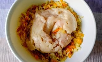 Капустно-овощная смесь, соединенная с куриным фаршем