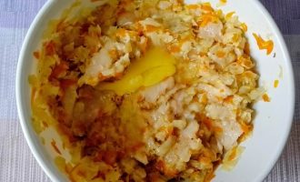 Добавление яйца в смесь для капустной запеканки