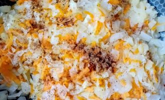 Тушеные овощи с капустой, морковью и луком на сковороде
