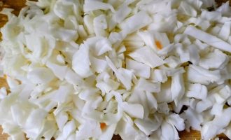Нарезанная свежая капуста для запеканки