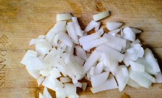 Нарезанный лук для капустной запеканки с куриной грудкой и сыром