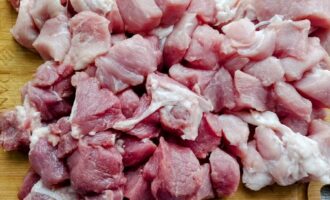 Кусочки свинины, нарезанные кубиками 2×2 см