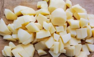 Нарезанный картофель кубиками для запекания