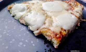 Картофельная лепешка с колбасой и сыром