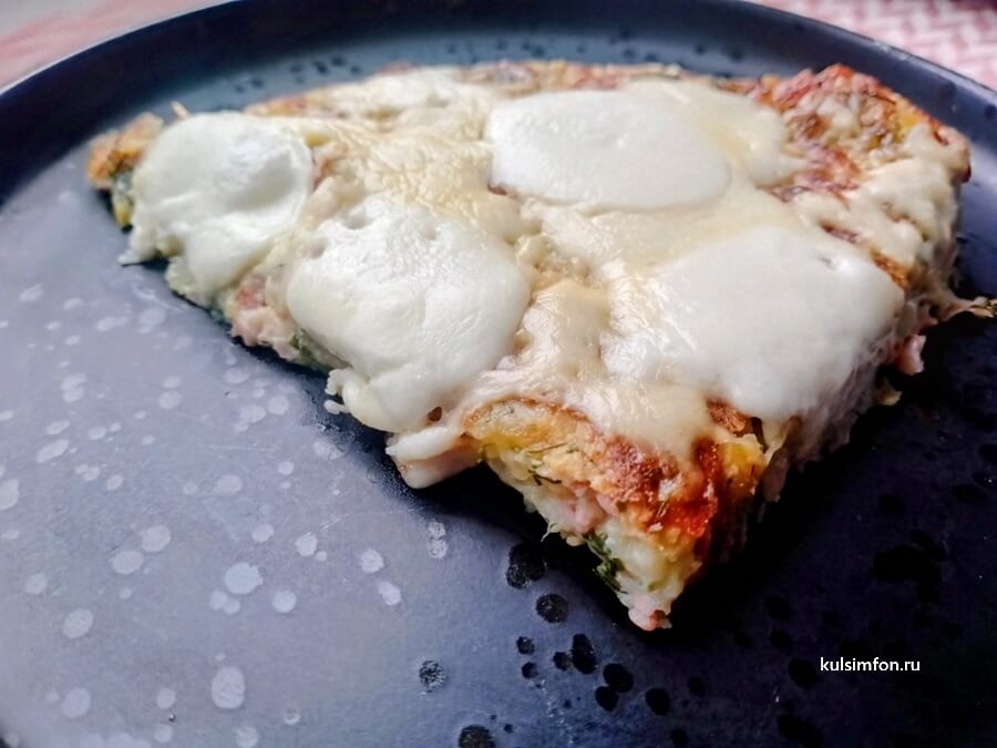 Картофельная лепешка с колбасой и сыром