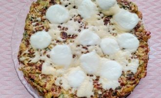 Готовая картофельная лепешка с расплавленным сыром.