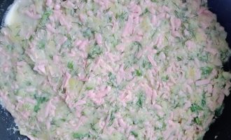 Картофельная масса на сковороде, формирование лепешки.