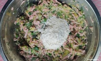 Всыпание муки и замешивание теста для лепешки.