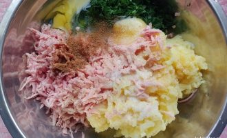 Добавление яиц и специй в картофельную массу.