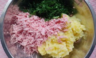 Смешивание картофеля, колбасы и зелени в миске.