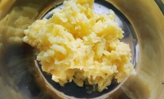 Отварной картофель, натертый на терке