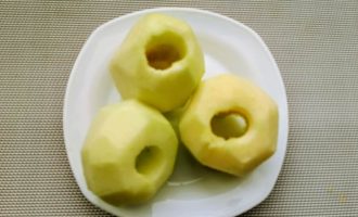 Очищенные яблоки без сердцевины.