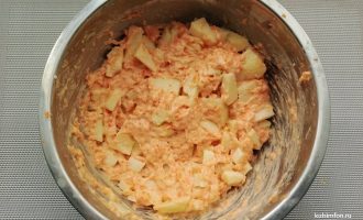 Яблочные кусочки, добавленные в тесто.