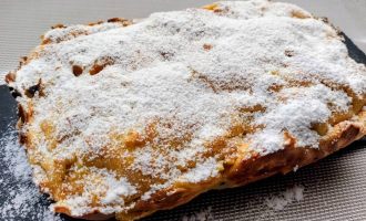 Кекс с яблоком и морковью, посыпанный сахарной пудрой.
