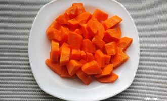 Морковь, нарезанная кусочками для измельчения.