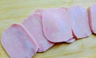 Нарезанная ветчина тонкими ломтиками для круассанов
