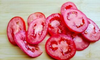 Помидоры, нарезанные кружочками для начинки круассано