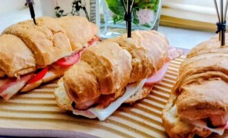 Круассаны с ветчиной и беконом