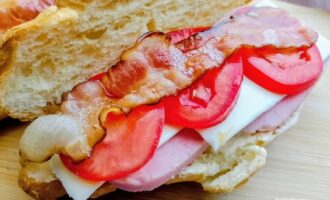 Сборка круассана с беконом, помидорами и ветчиной