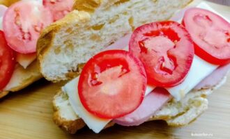 Кружочки помидоров, выложенные на сыр