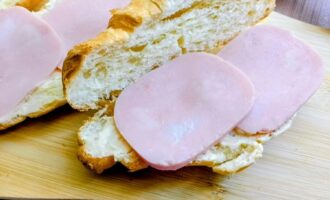 Слои ветчины, выложенные на круассан