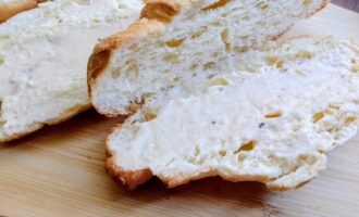 Разрезанные и прогретые круассаны, промазанные соусом