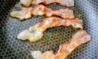 Обжаренный до хруста бекон на сковороде