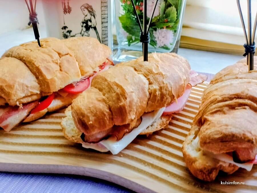 Круассаны с ветчиной и беконом