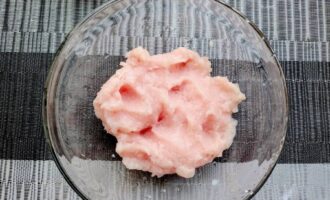 Измельченное куриное филе в блендере — готовый фарш.