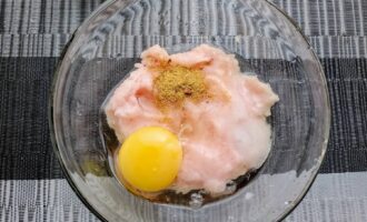 Куриный фарш с добавленными яйцом, специями и крахмалом.