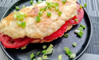 Куриный блинчик с творожным сыром и помидором