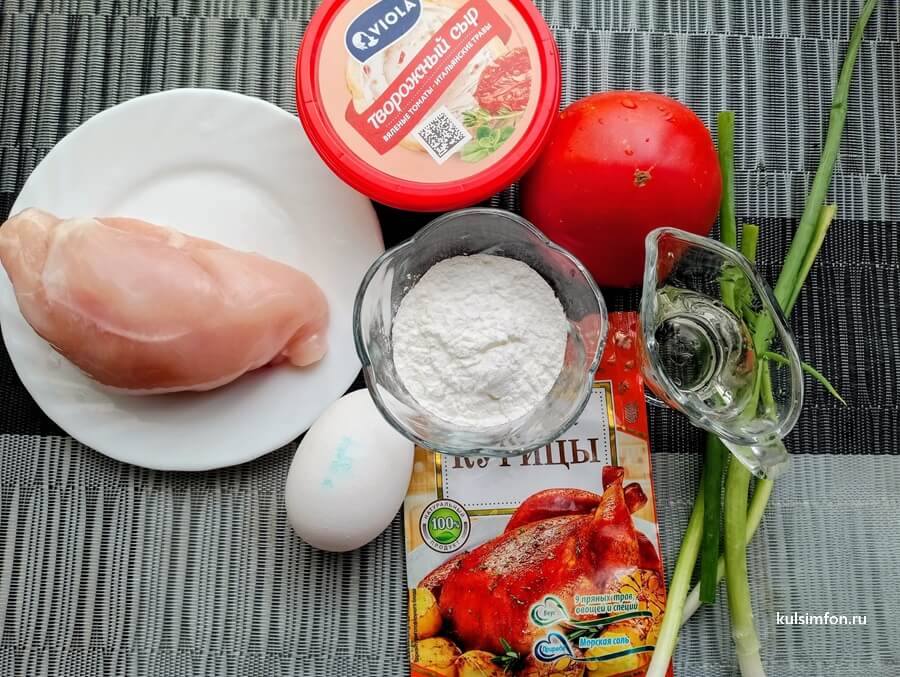 Ингредиенты для куриного блинчика с творожным сыром и помидором — куриное филе, яйцо, помидор, творожный сыр, крахмал, специи и зелень.