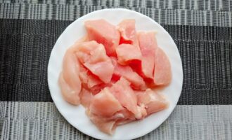 Куриное филе, нарезанное кусочками для приготовления фарша.