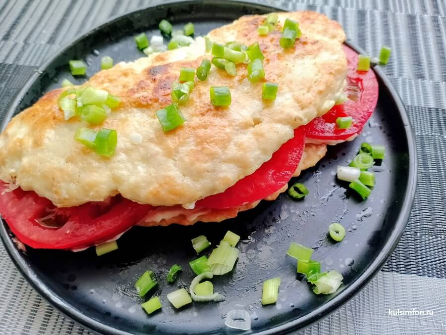 Куриный блинчик с творожным сыром и помидором