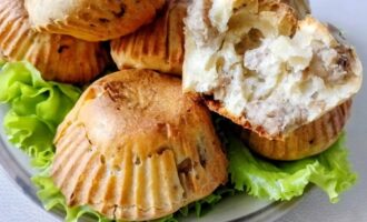 Пирожки с мясом на тарелке