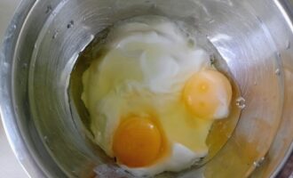 Яйца и сметана в миске для приготовления теста