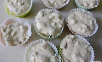 Добавление муки, соли и специй в тесто для пирожков