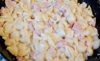 Макароны в сливочной заливке на сковороде