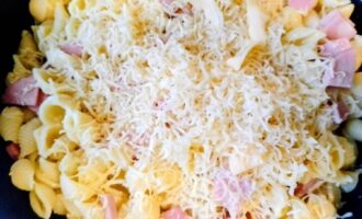 Макароны с ветчиной и тертым сыром