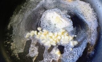 Чеснок в растопленном сливочном масле на сковороде