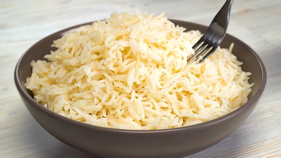 Вареный рис в кастрюле и на тарелке