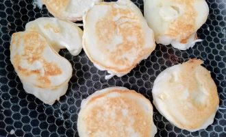 Яблочные кольца, обжаренные до золотистой корочки.