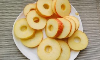 Нарезанные кольца яблок, подготовленные для обжарки.
