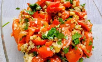 Смешивание перца, зелени и ореховой заправки