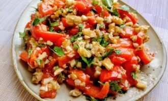 Готовая закуска из запеченного болгарского перца с грецким орехом